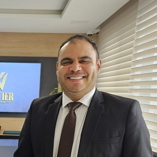 Dr. William Ferreira Xavier, advogado experiente da WXavier Advogados, fotografado em seu escritório, transmitindo profissionalismo e expertise jurídica
